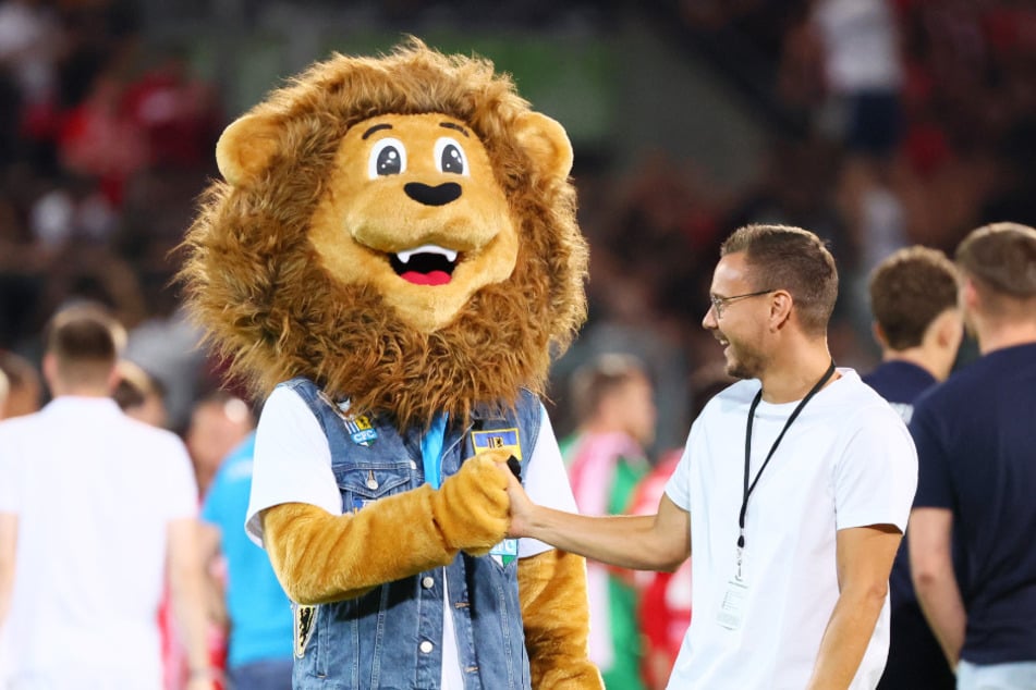 Löwe trifft Löwe: Das CFC-Maskottchen klatscht mit dem CFC-Sportdirektor ab.