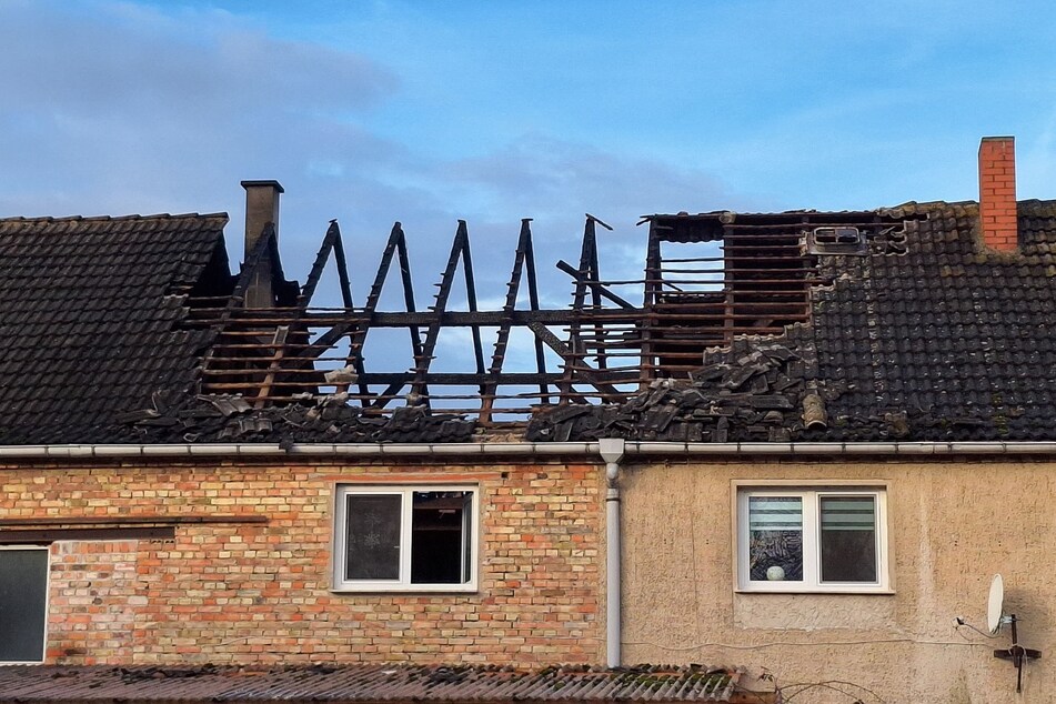Der Dachstuhl des Hauses in Kleinzerbst brannte komplett aus.