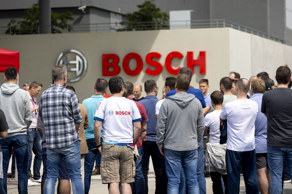 Rund 200 Beschäftigte von Bosch zeigten bei einer Protestaktion, wo der Hammer hängt.