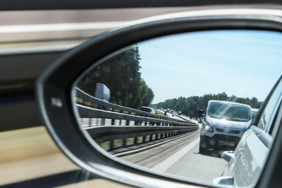 Van-Fahrer nötigt 37-Jährigen auf Autobahn und prügelt dann auf das Auto ein
