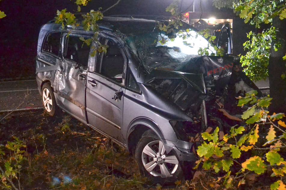 Unfall in Sachsen: Mercedes kracht frontal in einen Baum, Fahrer schwer verletzt