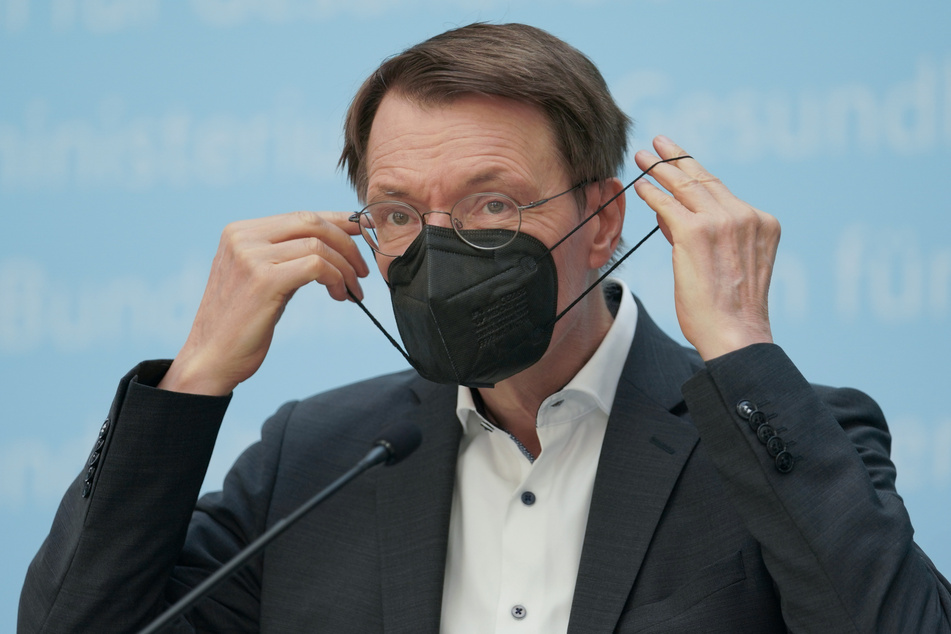 Bundesgesundheitsminister Karl Lauterbach (59, SPD) kämpft mit allen Schutzmitteln gegen das Coronavirus.