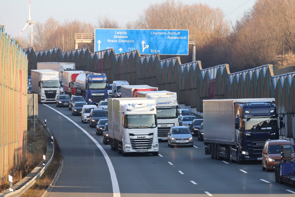 Ein Unfall sorgt aktuell für Stau auf der A72 bei Chemnitz