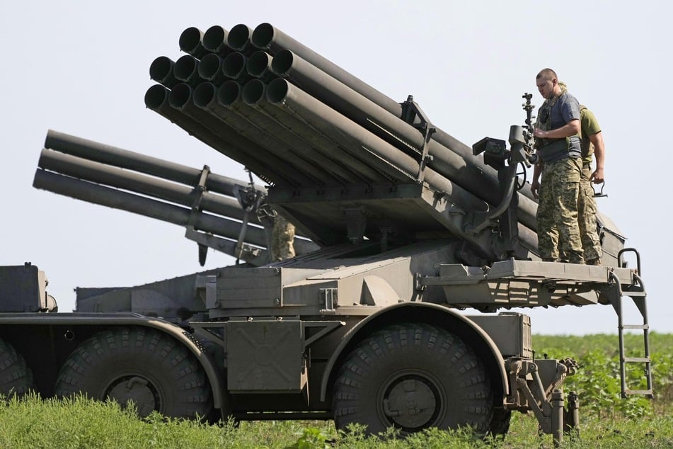 Ukraine-Krieg im Liveticker: Ukraines Verteidigungsminister kündigt Gegenoffensiven an