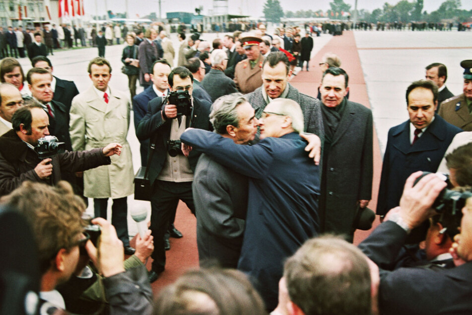 Auch der ikonische Bruderkuss zwischen Leonid Breschnew (1906-1982) und Erich Honecker (1912-1994) wurde im Jahr 1979 von Billhardt festgehalten.
