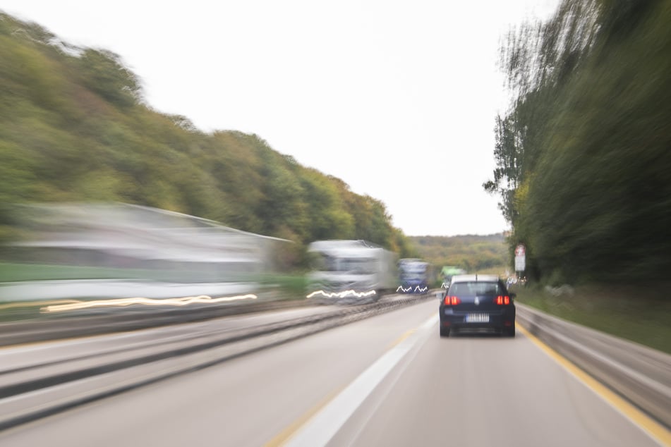 Tödliches Drama auf der A2: Fußgänger von Auto erfasst und überrollt