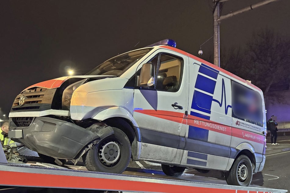 Sowohl der Rettungswagen als auch der Toyota mussten abgeschleppt werden.