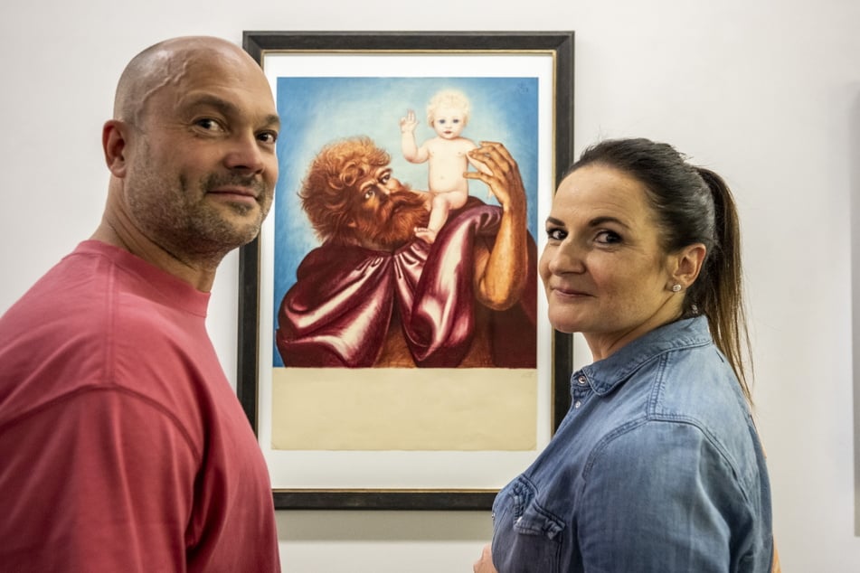 Roy Gappa (45, l.) und Cornelia Fritzsche (44) betrachten im Gunzenhauser "Christopherus" (1938) von Otto Dix.