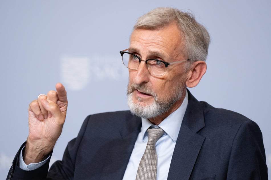 Da müssen wir hin - Innenminister Armin Schuster (64, CDU) drückt bei Abschiebungen auf die Tube.