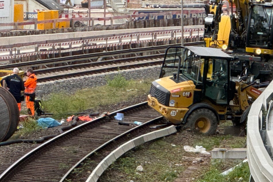 Auf einer S-Bahn-Baustelle in Hamburg-Marienthal ereignete sich am Sonntagmorgen ein Unfall mit einem Radlader.