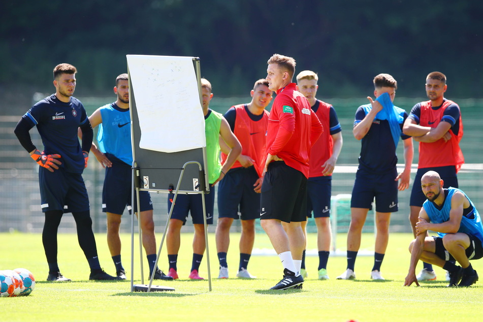 Der Mann hat einen Plan: Inwiefern Aleksey Shpilevski (vorn) seine Spielidee in Aue umsetzen kann, wird die neue Saison zeigen.