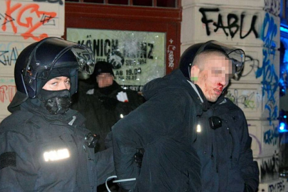 Polizisten führen im Januar 2016 einen Randalierer ab.