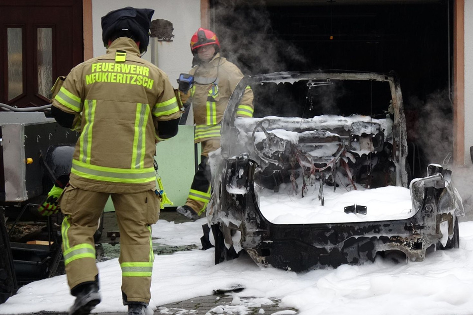 Auto geht in Flammen auf: Feuerwehr gibt alles, hat aber keine Chance