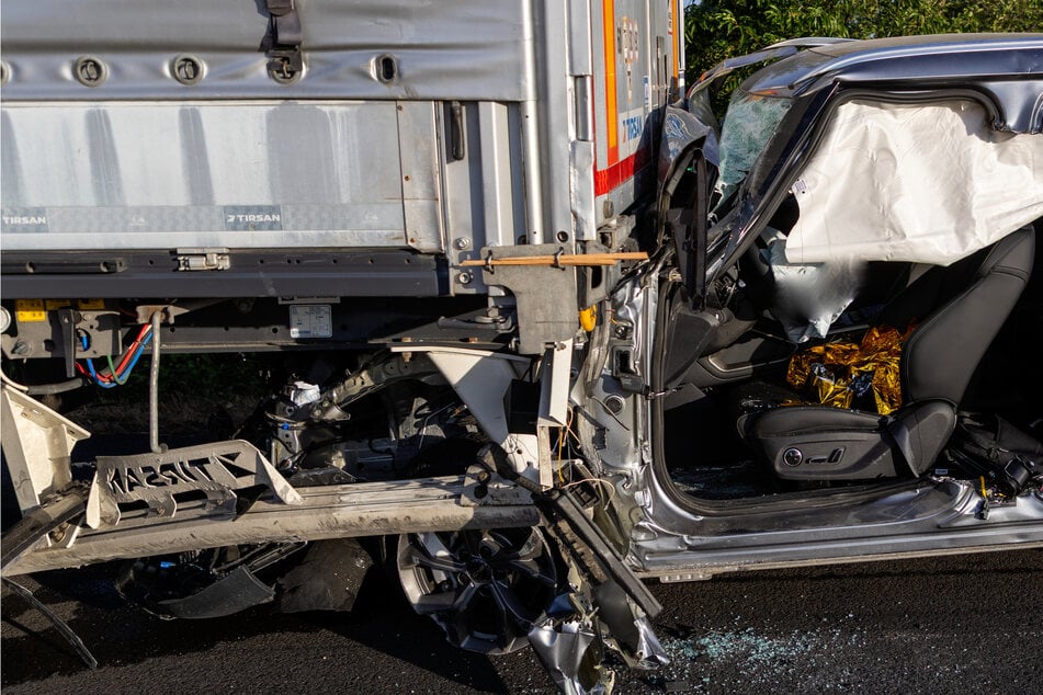 Das Auto war in den Sattelzug gekracht und unter den Auflieger geraten.