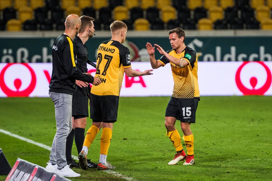Generationenwechsel: Im Spiel gegen Duisburg kam Jonas Kühn (19, 2.v.r.) für Chris Löwe (32, r.).
