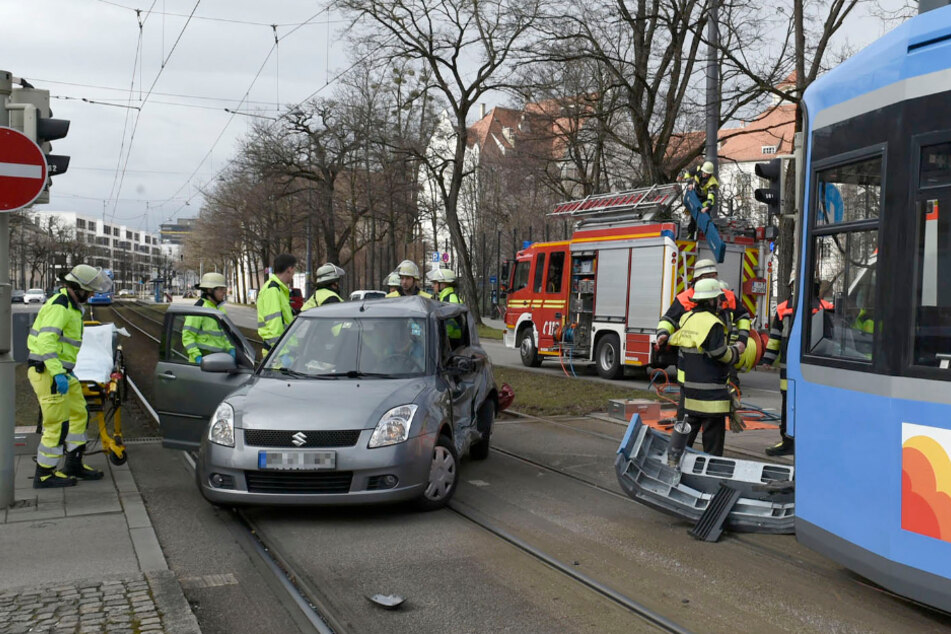 Der Kleinwagen stieß in München-Neuhausen mit der Tram zusammen.