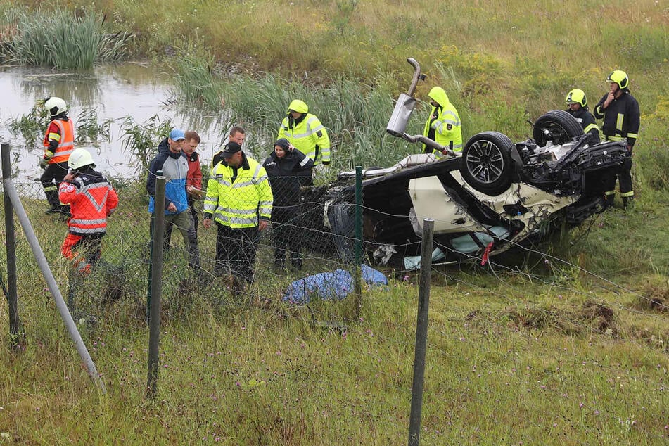 Unfall A20: Auto überschlägt sich und versinkt in Löschteich: 66-Jähriger stirbt bei Unfall auf A20
