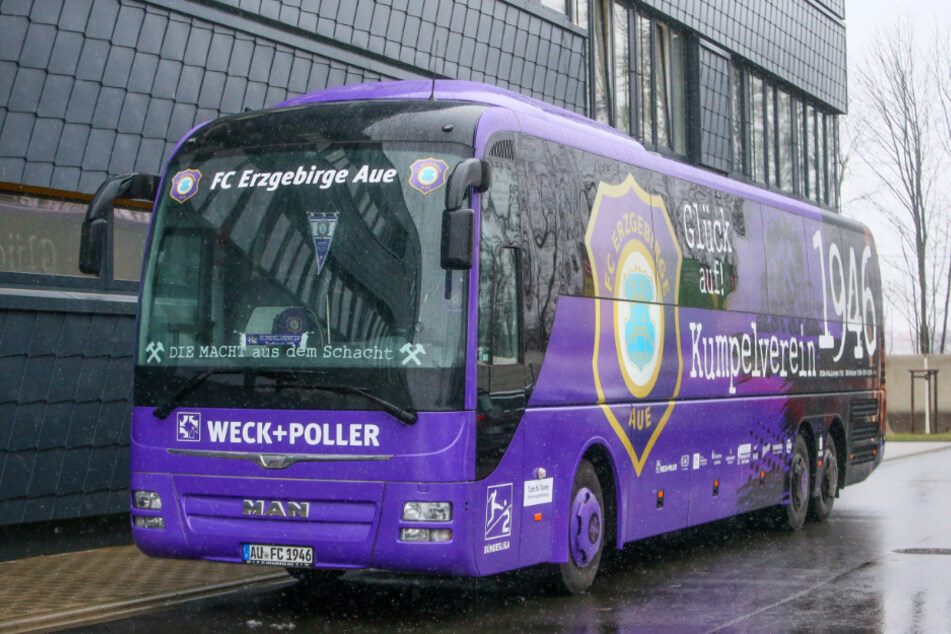 Der Auer Mannschaftsbus bringt die Veilchen nach Freiburg.