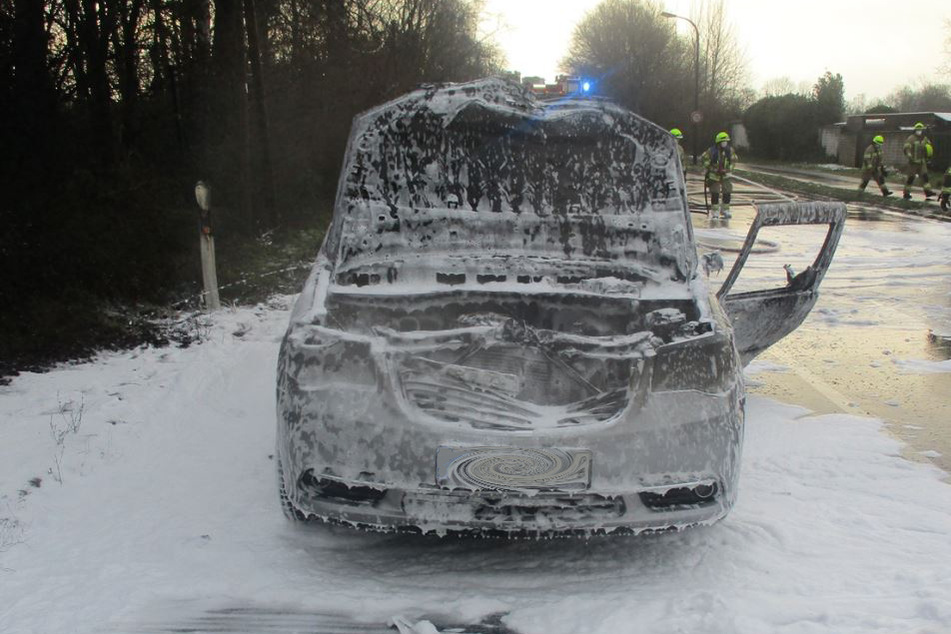 Ein Autofahrer (56) ist am Dienstagmorgen in Pulheim bei Köln bei einer Verpuffung im Innenraum seines Chryslers schwer verletzt worden.