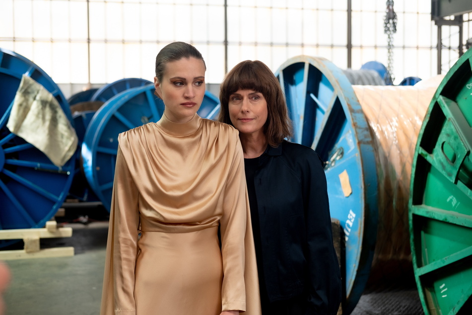 Szenenfoto aus der Drahtseilfabrik mit den Darstellerinnen Marlene Burow (22, l.) und Claudia Michelsen (53).