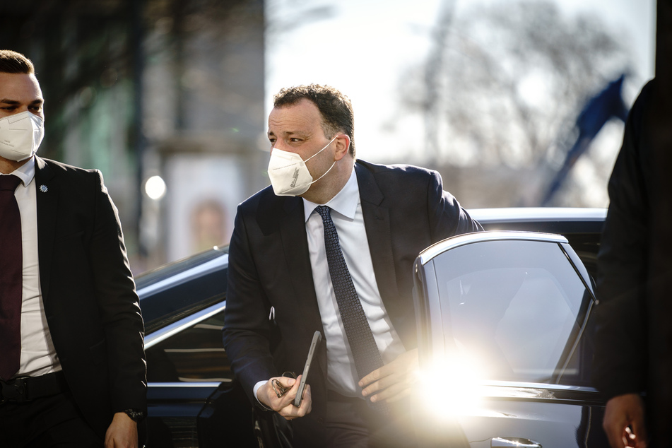 Jens Spahn (40, CDU - r), Bundesminister für Gesundheit, kommt zur Präsidiumssitzung seiner Partei in Berlin am 26. April.