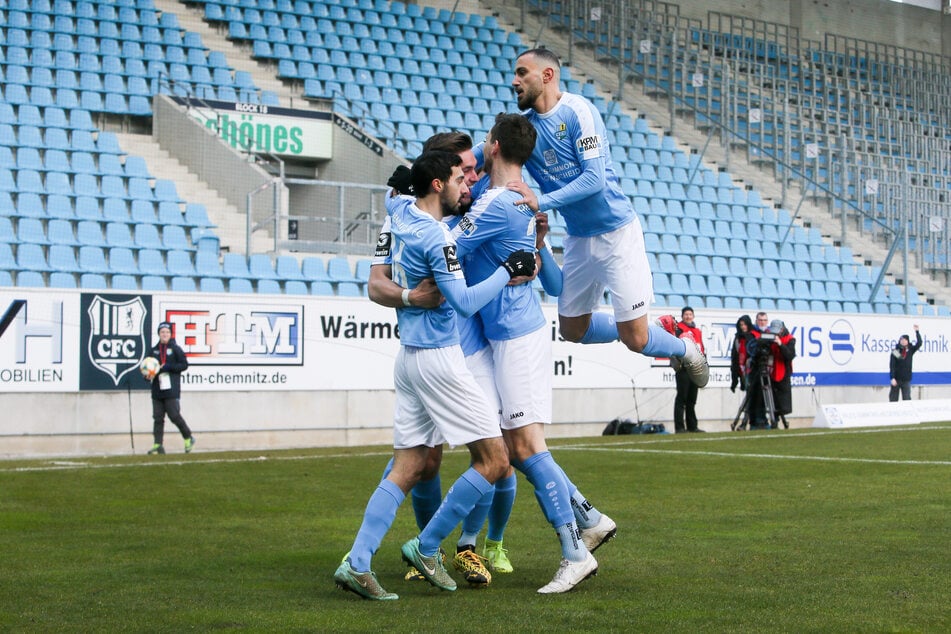 Chemnitzer Spieler jubeln nach dem Treffer zum 1:0.