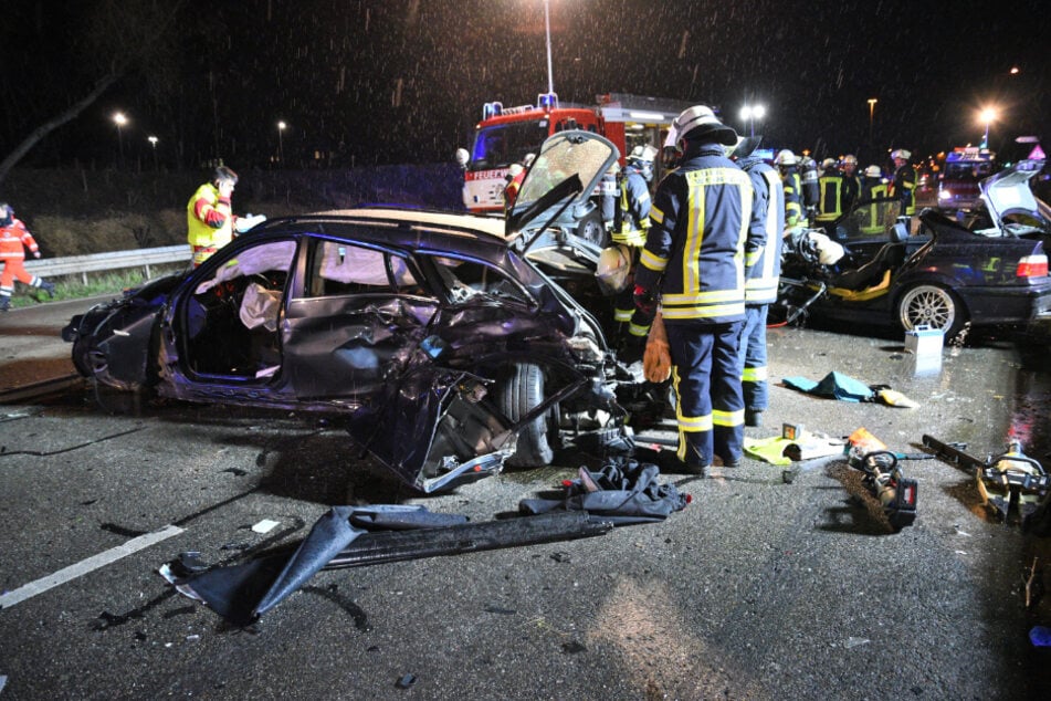 Einer der Fahrer war vermutlich zu schnell unterwegs und schleuderte nach einer Leitplanken-Kollision auf die Gegenfahrbahn.