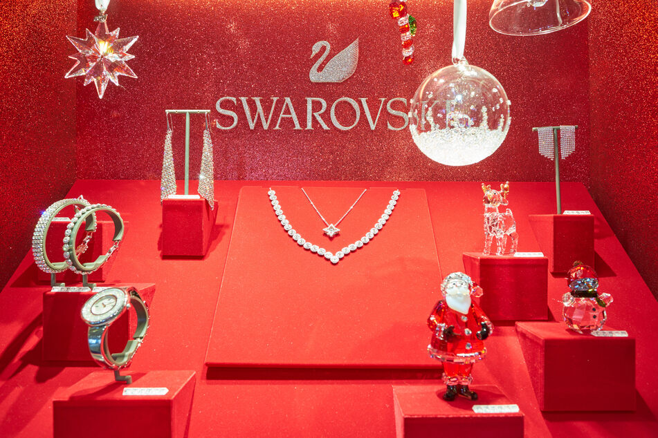 Das Hauptgeschäft von Swarovski besteht aus Schmuck und dekorativen Figuren aus Kristallglas.