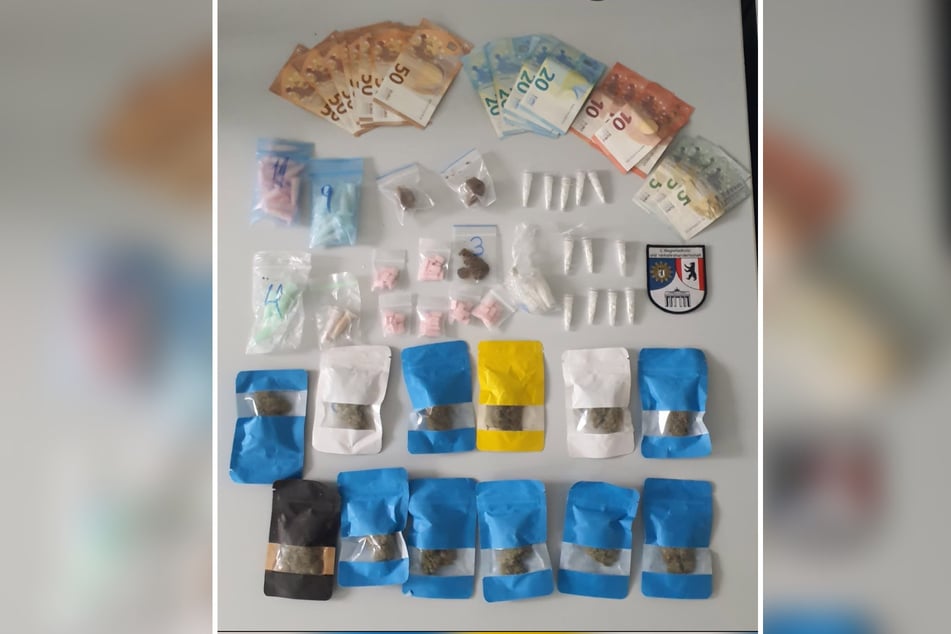 In seinem Auto fanden die Beamten einige Packungen mit Drogen sowie Bargeld.