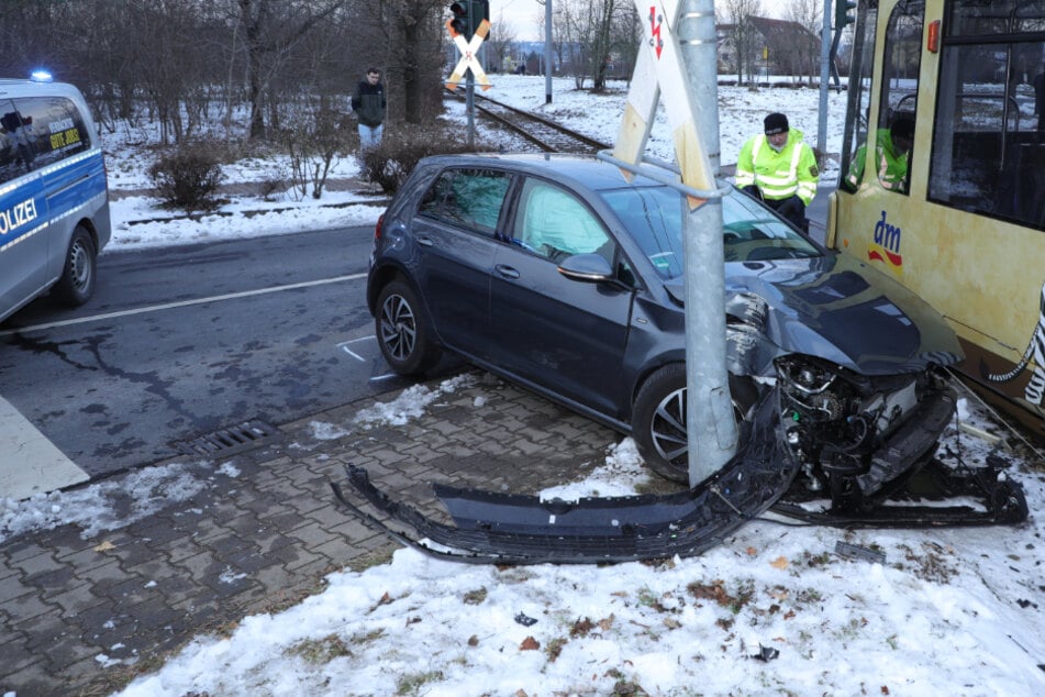 Unfall in Coswig: Auto kollidiert mit Straßenbahn und prallt dann gegen Ampelmast