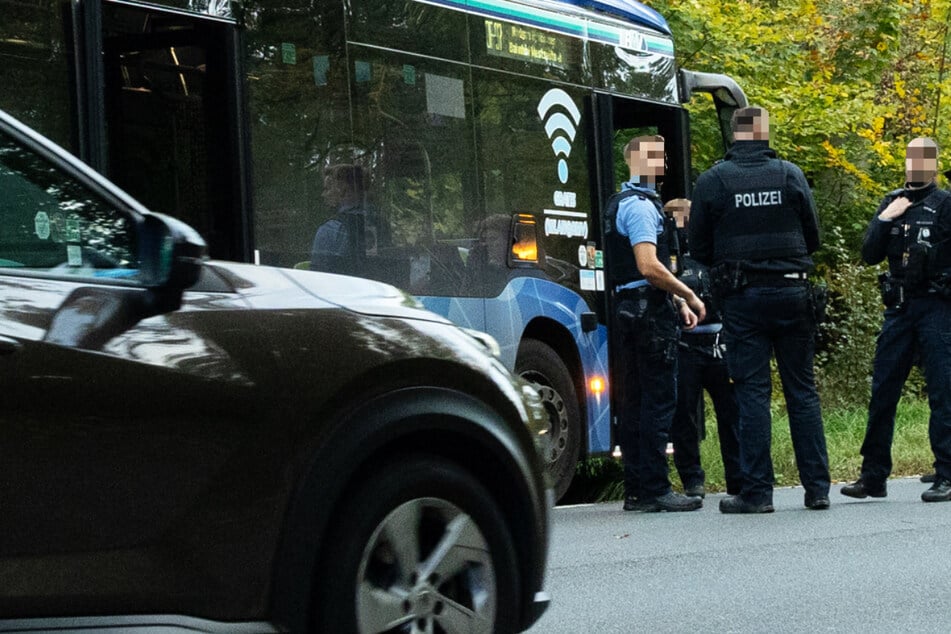 Die Polizei fahndet nach einer flüchtigen Radfahrerin, hofft aber auch darauf, dass sich die Frau von sich aus bei den Beamten meldet.