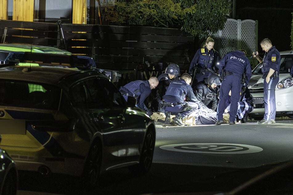 Der Mann konnte schließlich überwältigt und festgenommen werden.