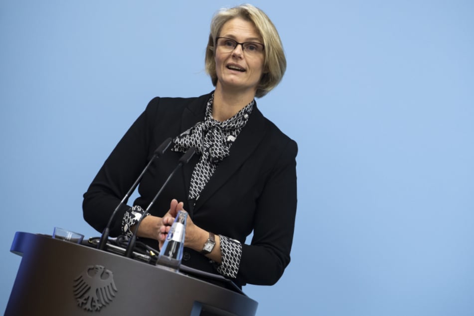 Anja Karliczek (CDU), Bundesministerin für Bildung und Forschung, äußert sich bei einer Pressekonferenz im Ministerium für Bildung und Forschung zum aktuellen Stand in der Covid-19-Behandlung sowie zum Nationalen Netzwerk Universitätsmedizin. (Archivbild)