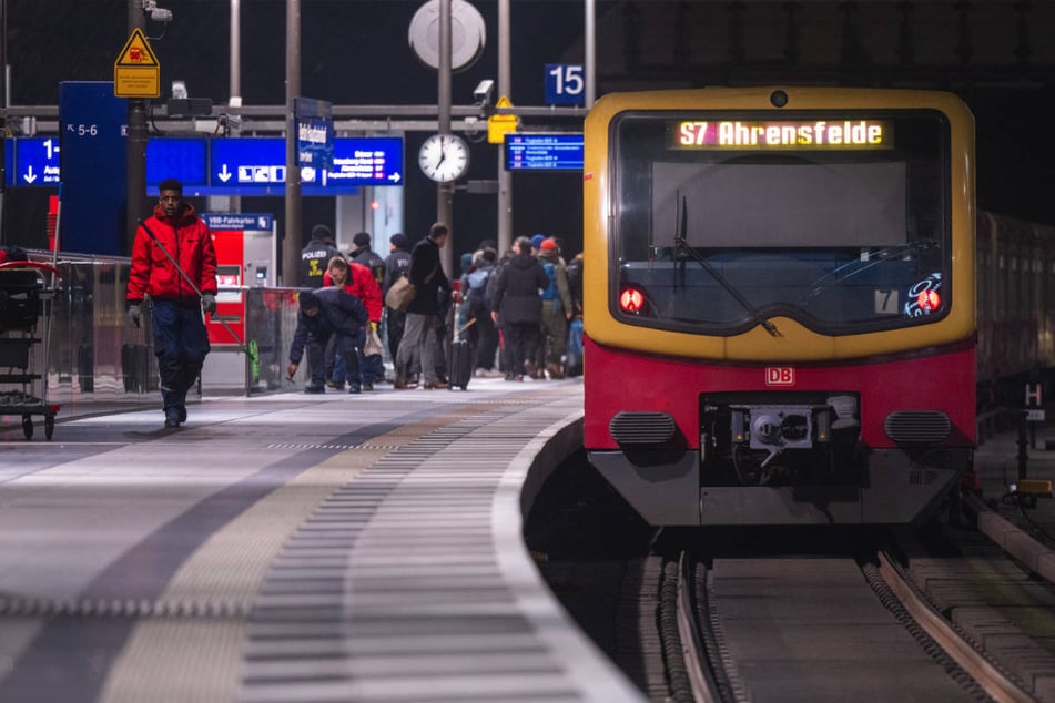 Berlin: S-Bahn-Chaos in Berlin: Viele Linien am Montagmorgen betroffen