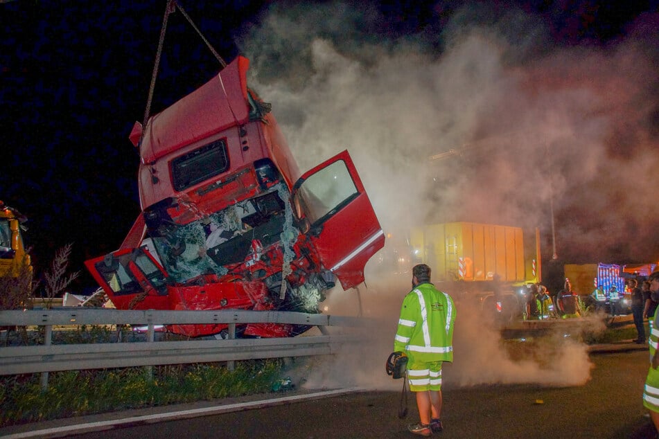 Ein verunglückter Sattelzug hielt die Rettungskräfte auf der A6 die ganze Nacht in Atem.