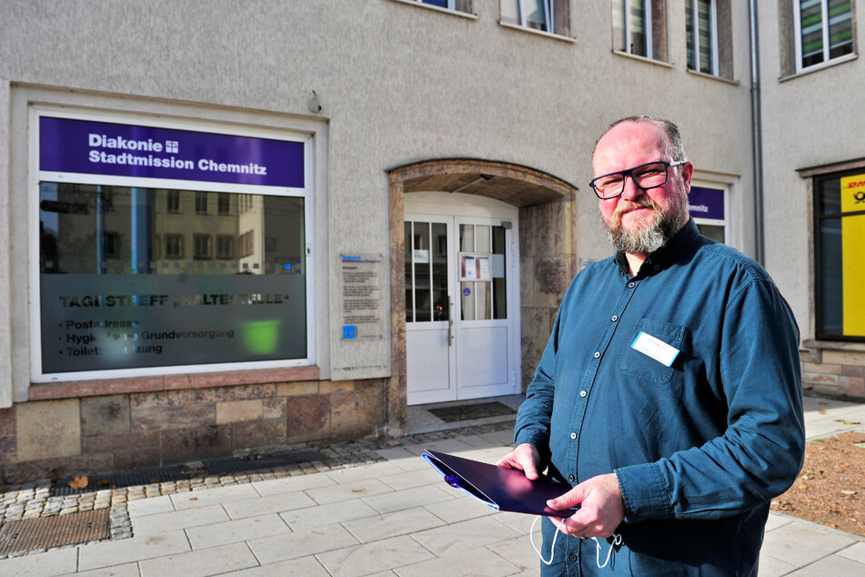 Der Leiter der Wohnungsnotfallhilfe, Alfred Mucha (54), vor dem Tagestreff Haltestelle. Hier können sich wohnungslose Chemnitzer eine Postadresse einrichten lassen.