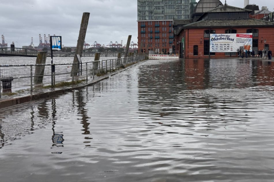Der Fischmarkt am Hamburger Hafen ist erneut überschwemmt worden.