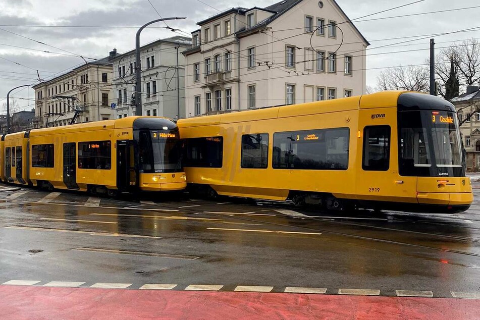 Am Bahnhof Neustadt hat es gescheppert: Zwei neue DVB-Strabas berührten sich.