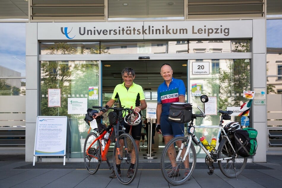 Fulvio Luraschi (l.) und Emilio Maino aus Bergamo am Ziel ihrer Reise: 1100 Kilometer radelten sie aus der Lombardei nach Leipzig.