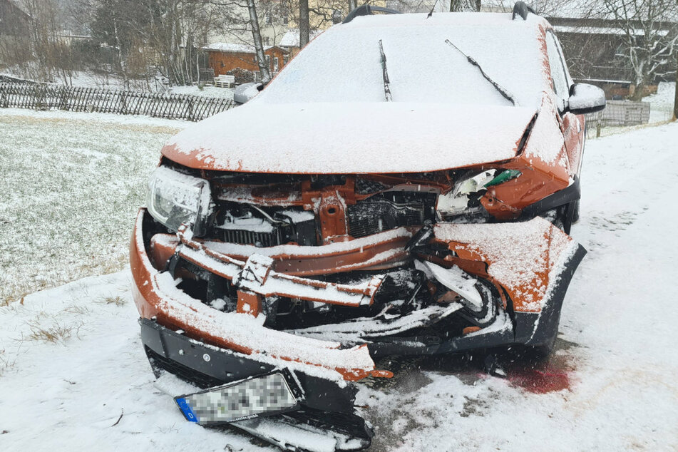 Frontalcrash auf winterglatter Fahrbahn: Mehrere Verletzte