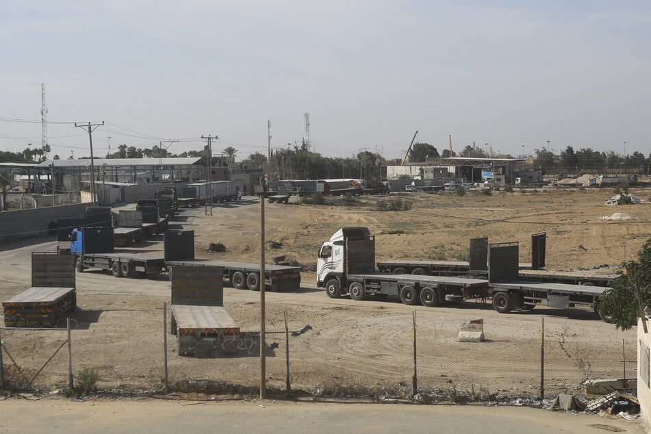 Palästinensische Lastwagen stehen im Gazastreifen an der Grenze zu Ägypten an, um humanitäre Hilfe zu transportieren.