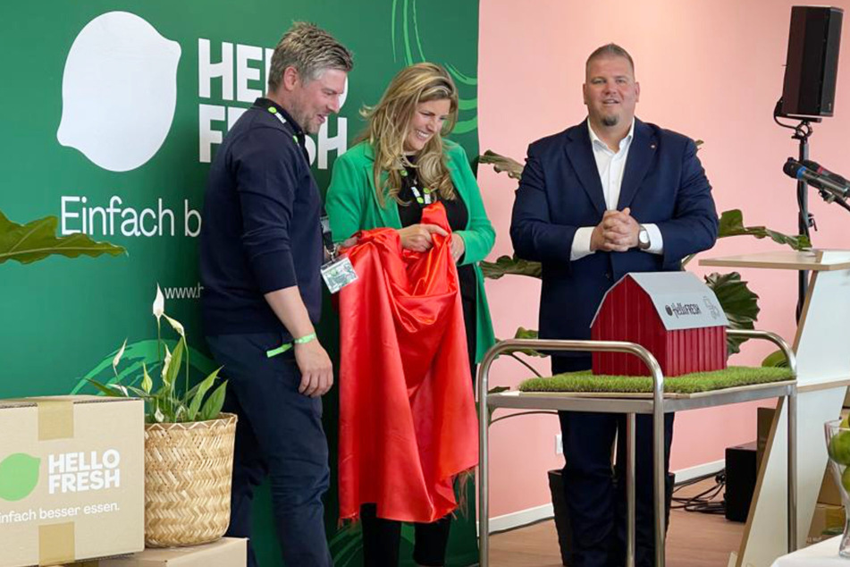 Barlebens Bürgermeister Frank Nase (CDU, r.) überreichte Hellofresh-Geschäftsführer Thomas Griesel (37, l.) und Standortleiterin Michaela Smith (M.) ein Modell einer Scheune.