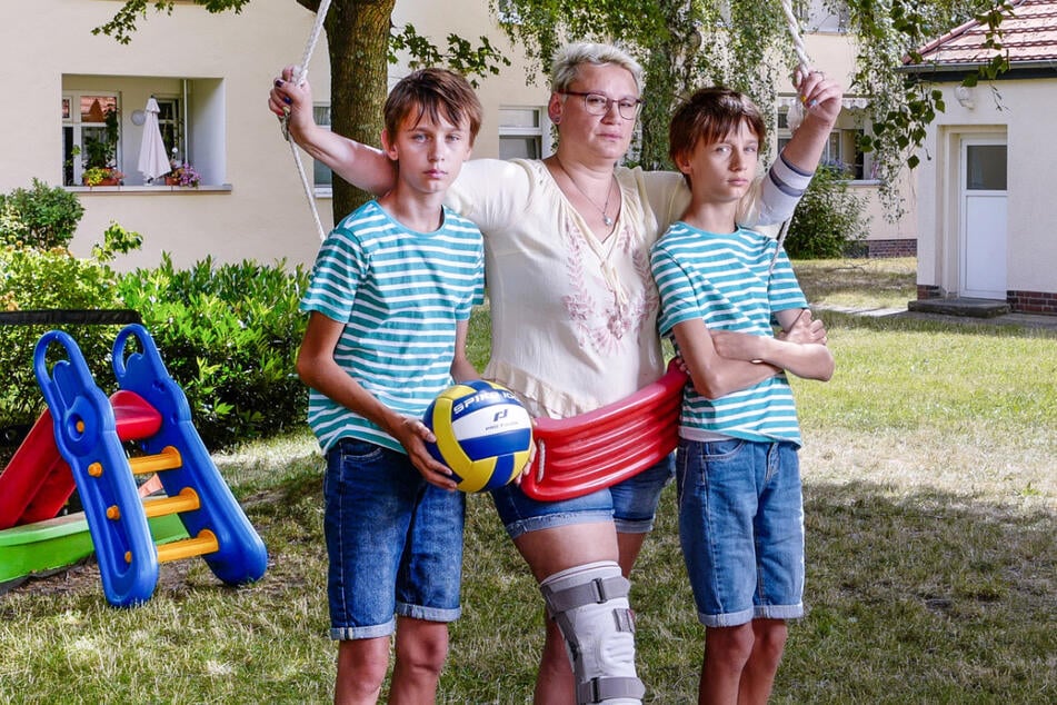 Kennt den Ärger wegen vermeintlichen Kinderlärms: Lenka Hanzová (47) mit ihren zwölfjährigen Zwillingen Kevin (r.) und Robin an Rutsche und Sandkasten, die Eltern aufgestellt haben.