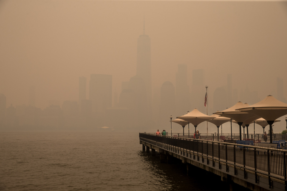 Von New Jersey aus ist die Skyline von New York kaum noch zu erkennen. Qualitätsschwankungen der Luft sind im Laufe des Tages zu beobachten. Relevant für eine langanhaltende Verbesserung der Situation ist die Bekämpfung der Waldbrände in Kanada.
