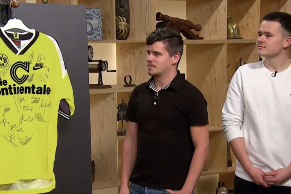 Timo und Yannic Formella aus Hagen wollen bei "Bares für Rares" ein signiertes Trikot von Borussia Dortmund verkaufen.