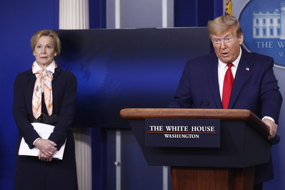 Die Ärztin Deborah Birx (64) neben US-Präsident Donald Trump (73).