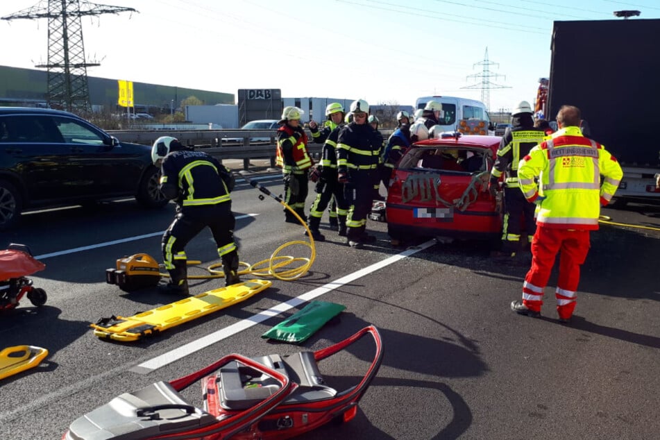 Auto kracht auf A81 in Heck von Klein-Lkw: Feuerwehr befreit Frau, langer Stau