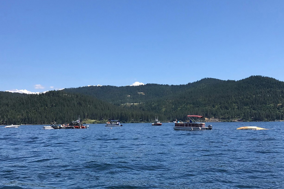 Coeur D'alene: Boote sind in der Bucht von Powderhorn am See Coeur d'Alene Nahe der Absturzstelle eines Wasserflugzeugs (r).