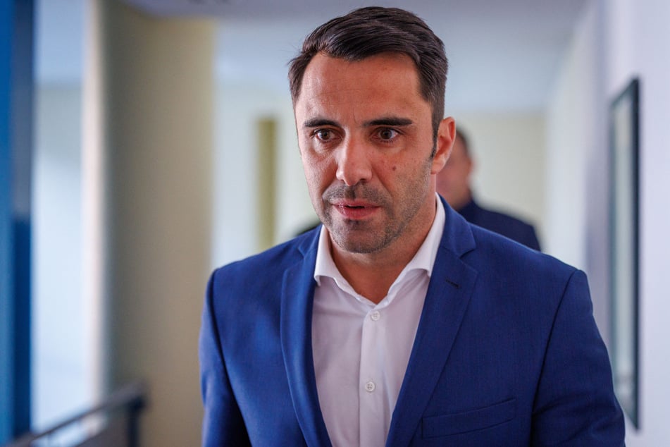 Der CDU-Spitzenkandidat Daniel Peters (45) hat einen Tag nach der Landtagswahl in Mecklenburg-Vorpommern seinen Rücktritt bekanntgegeben.