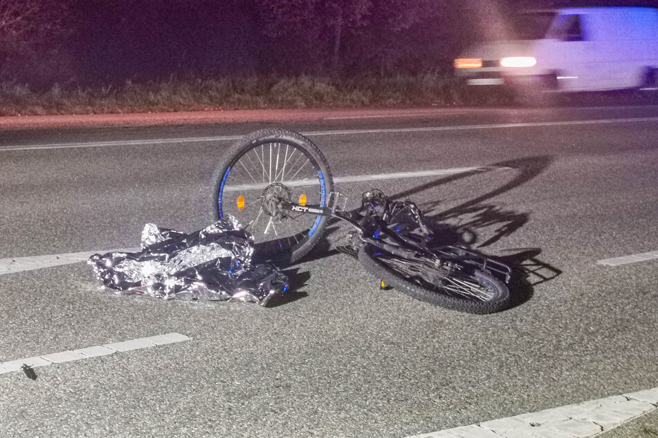 Das Rad des Unfallopfers blieb nach dem folgenschweren Crash mitten auf der Fahrbahn liegen.
